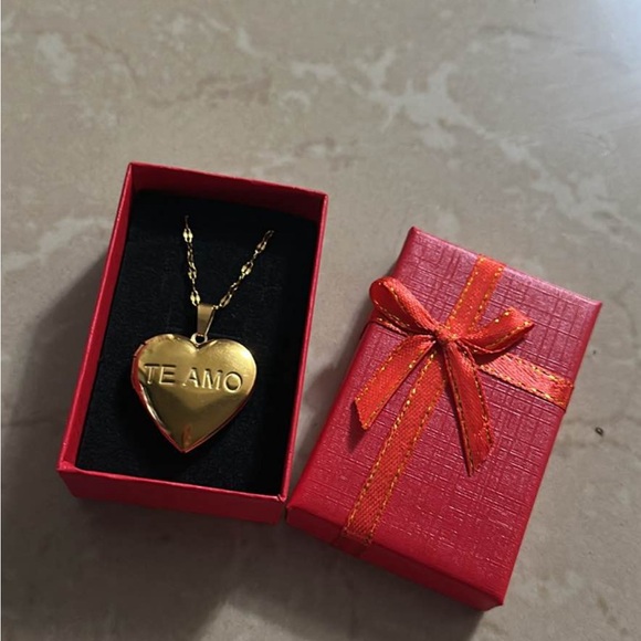 Jewelry - Gold Heart Pendant Necklace